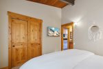 Mammoth West 135: Primary Bedroom Entrance/Ensuite Access